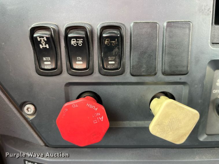 image for item DP2055 2010 Mack CHU613  semi truck