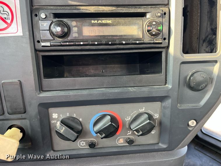 image for item DP2055 2010 Mack CHU613  semi truck