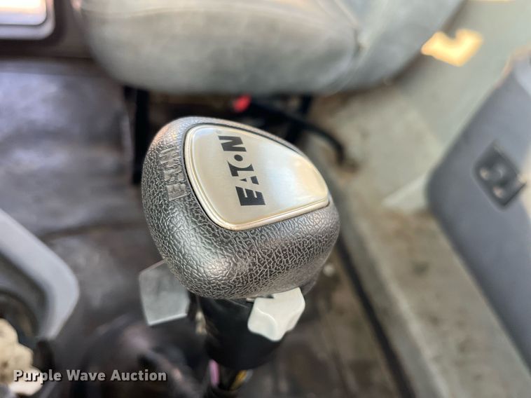 image for item DP2055 2010 Mack CHU613  semi truck