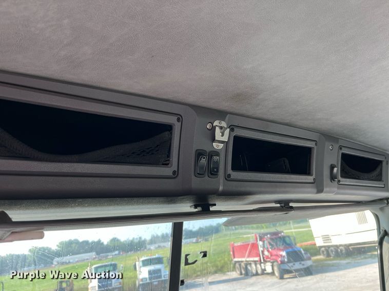 image for item DP2055 2010 Mack CHU613  semi truck