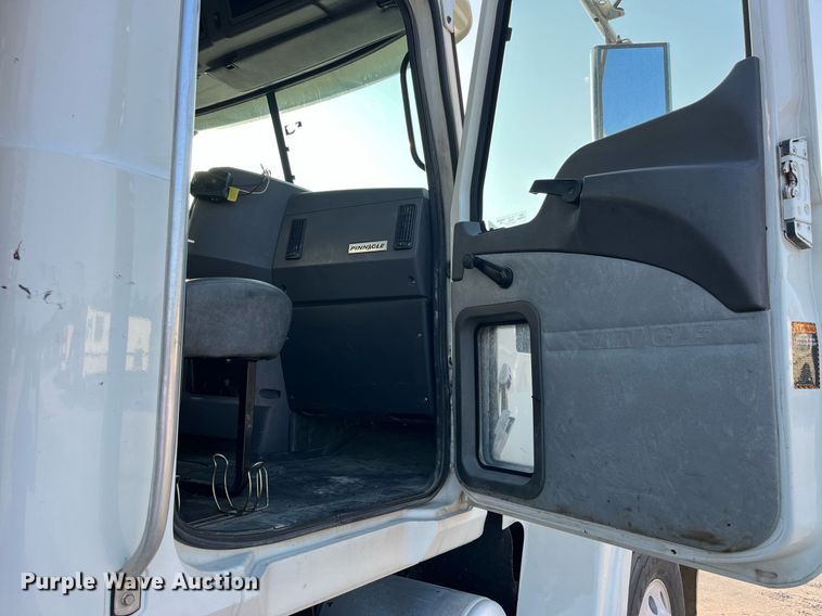 image for item DP2055 2010 Mack CHU613  semi truck