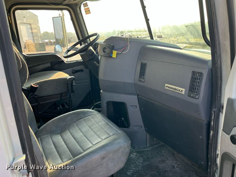 image for item DP2055 2010 Mack CHU613  semi truck