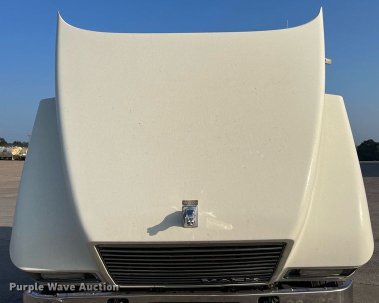 image for item DP2055 2010 Mack CHU613  semi truck