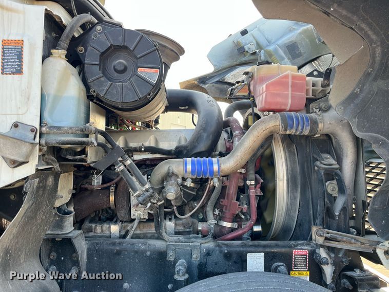 image for item DP2055 2010 Mack CHU613  semi truck