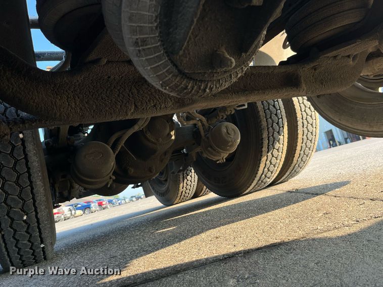 image for item DP2055 2010 Mack CHU613  semi truck