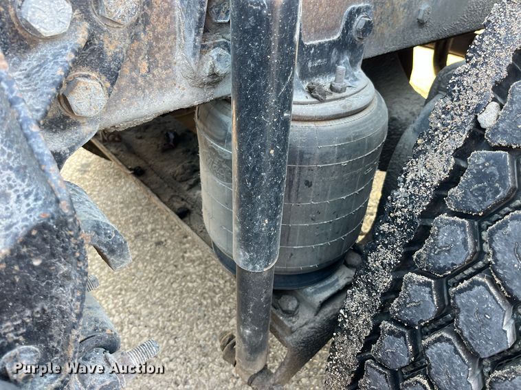 image for item DP2055 2010 Mack CHU613  semi truck