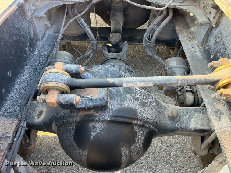 image for item DP2055 2010 Mack CHU613  semi truck