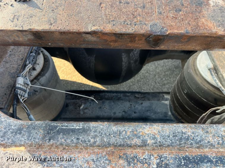 image for item DP2055 2010 Mack CHU613  semi truck