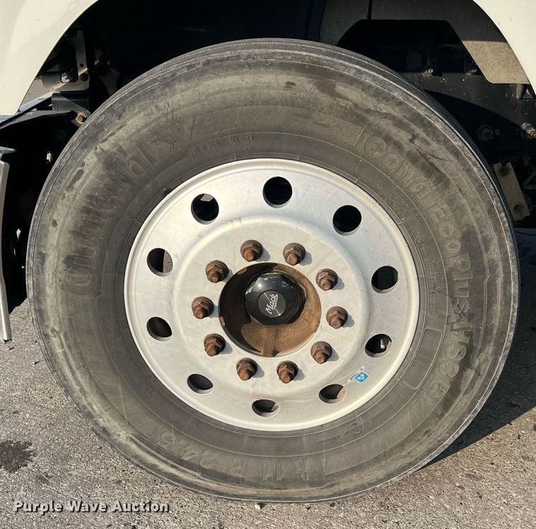 image for item DP2055 2010 Mack CHU613  semi truck