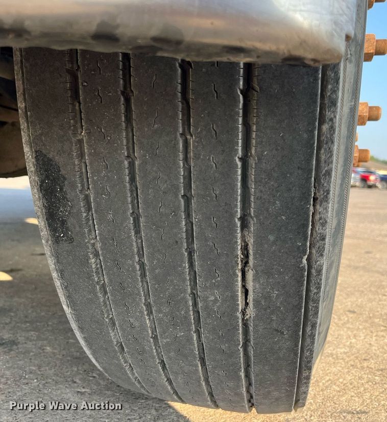 image for item DP2055 2010 Mack CHU613  semi truck