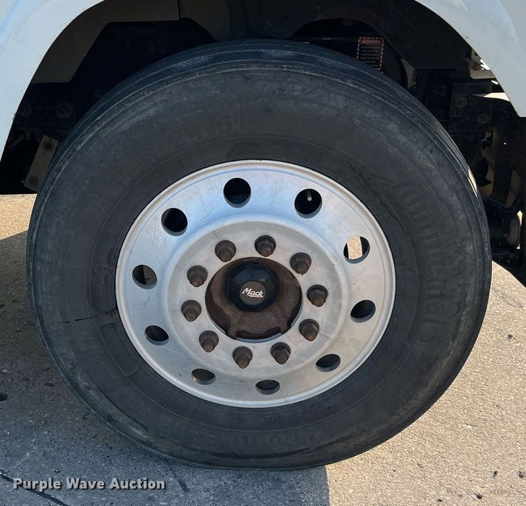 image for item DP2055 2010 Mack CHU613  semi truck