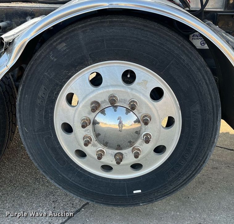 image for item DP2055 2010 Mack CHU613  semi truck