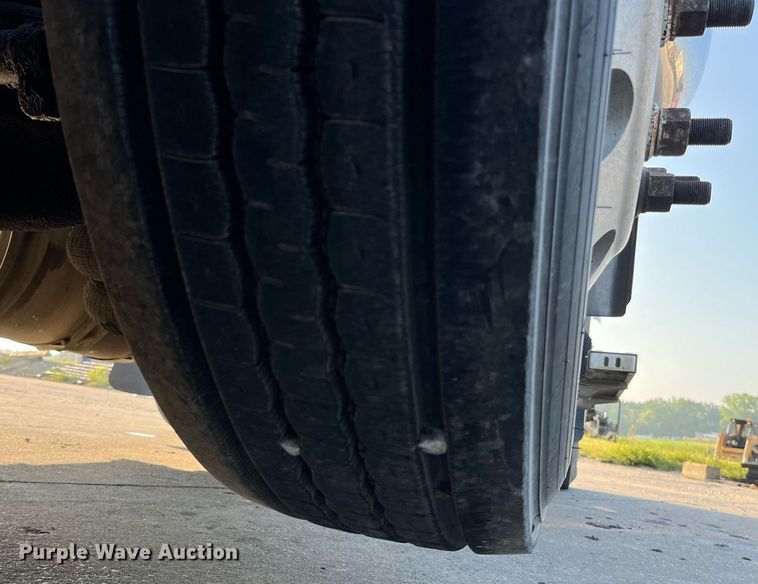 image for item DP2055 2010 Mack CHU613  semi truck