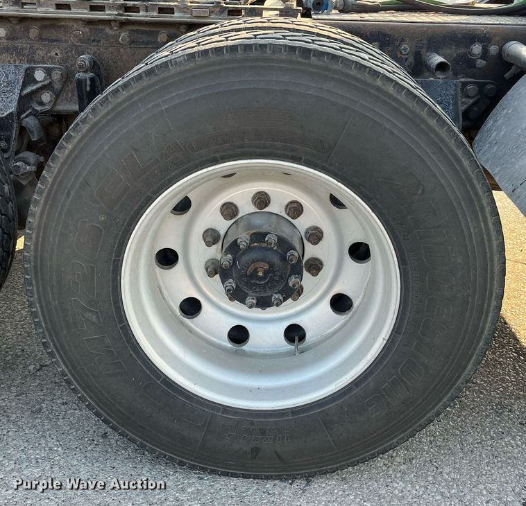 image for item DP2055 2010 Mack CHU613  semi truck