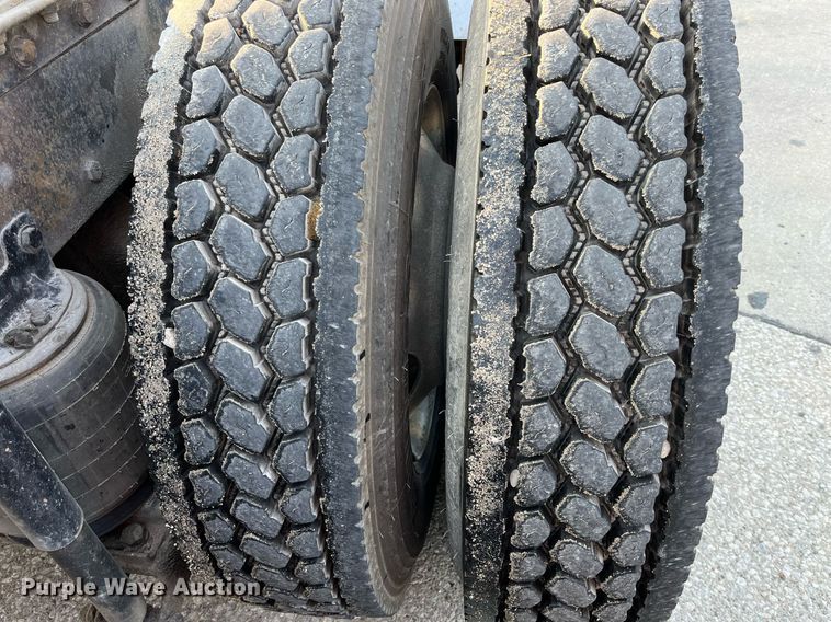 image for item DP2055 2010 Mack CHU613  semi truck