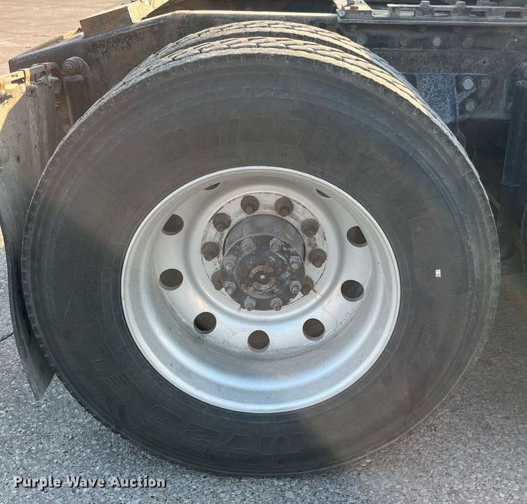 image for item DP2055 2010 Mack CHU613  semi truck