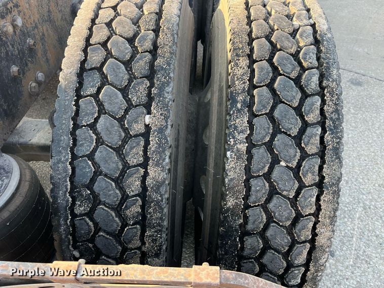 image for item DP2055 2010 Mack CHU613  semi truck