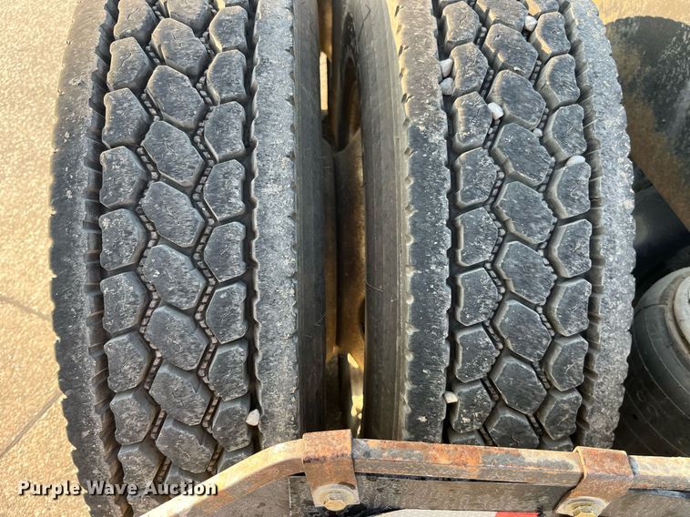 image for item DP2055 2010 Mack CHU613  semi truck