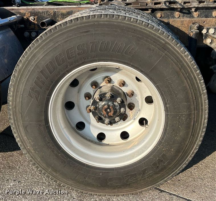 image for item DP2055 2010 Mack CHU613  semi truck