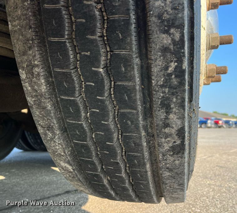 image for item DP2055 2010 Mack CHU613  semi truck