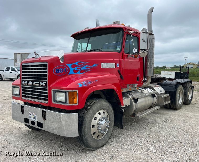 image for item DP2058 2003 Mack CH613  semi truck