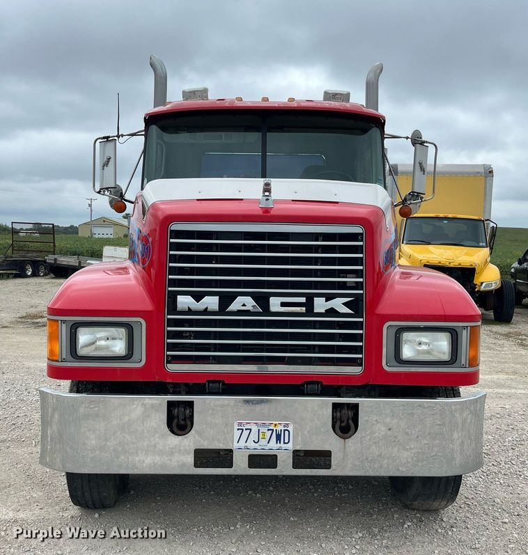 image for item DP2058 2003 Mack CH613  semi truck