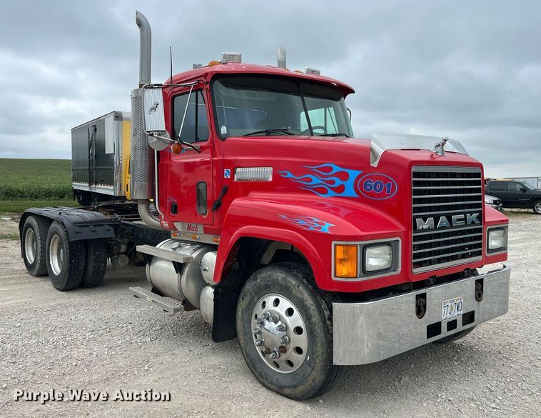 image for item DP2058 2003 Mack CH613  semi truck