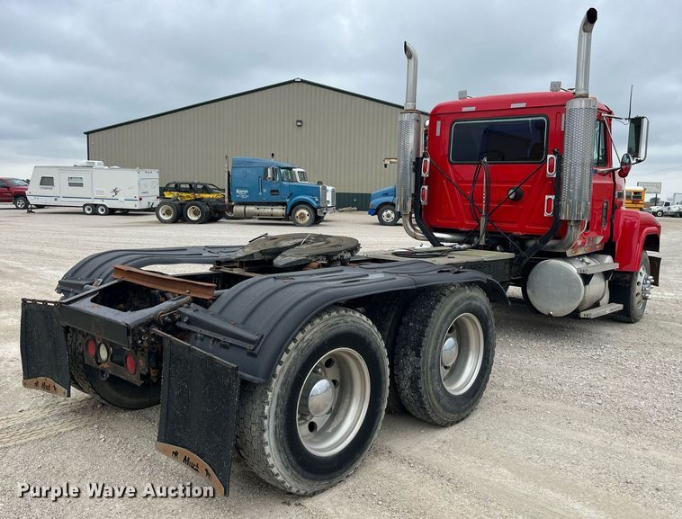 image for item DP2058 2003 Mack CH613  semi truck