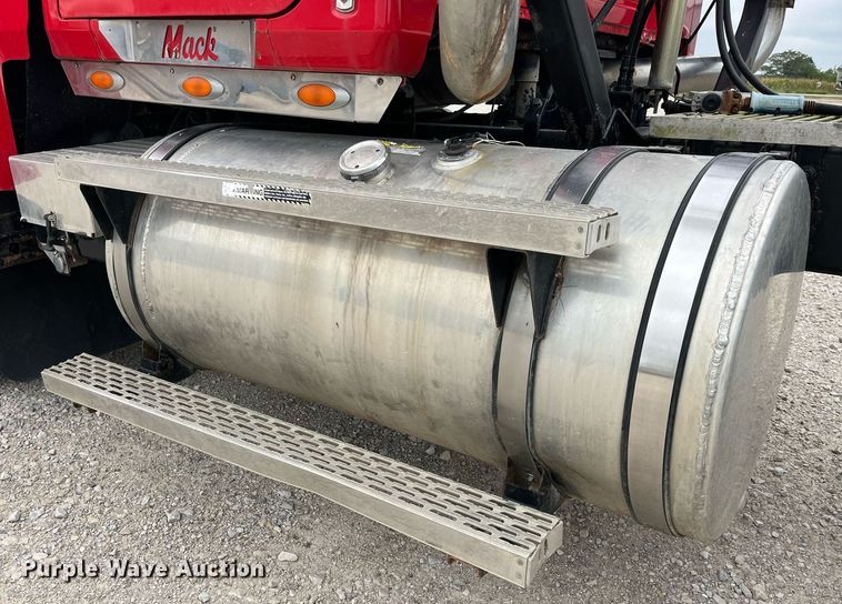 image for item DP2058 2003 Mack CH613  semi truck