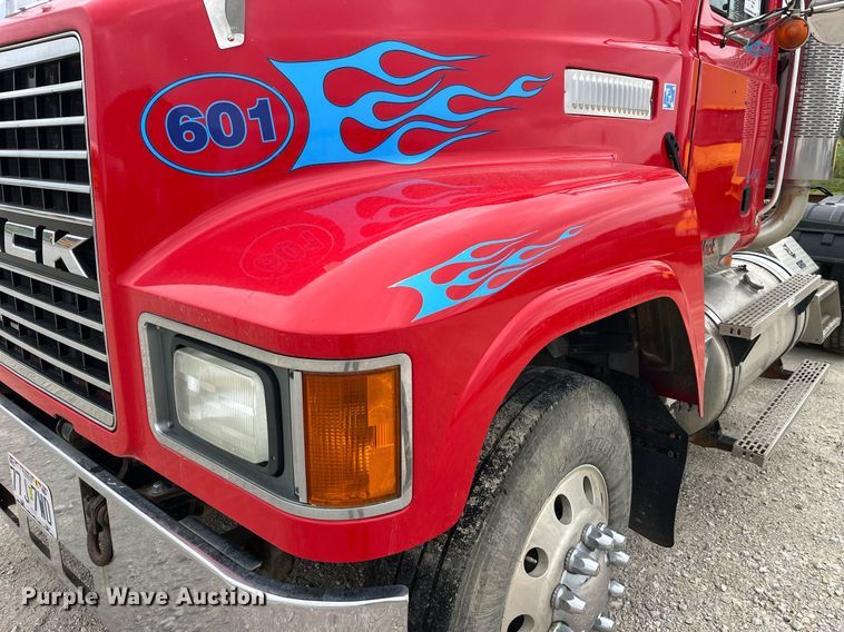 image for item DP2058 2003 Mack CH613  semi truck