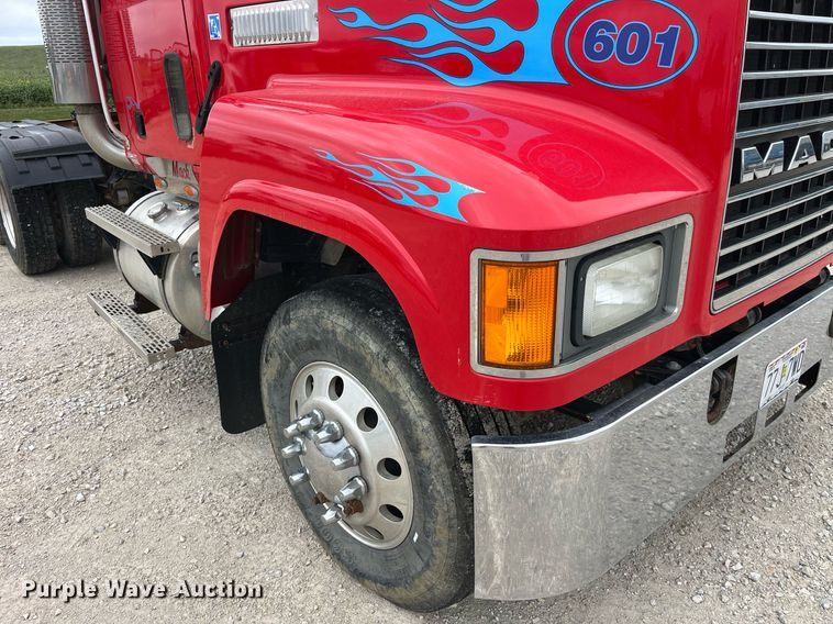 image for item DP2058 2003 Mack CH613  semi truck