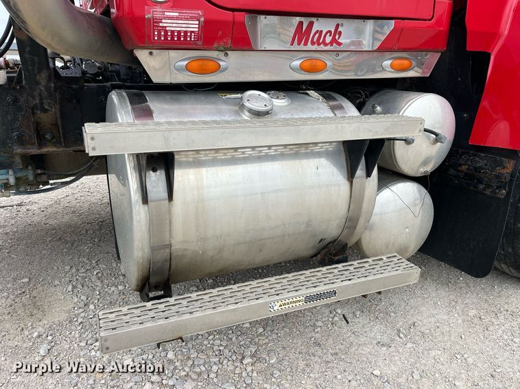 image for item DP2058 2003 Mack CH613  semi truck