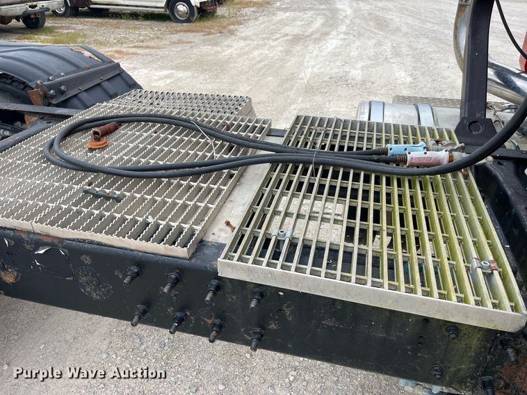 image for item DP2058 2003 Mack CH613  semi truck