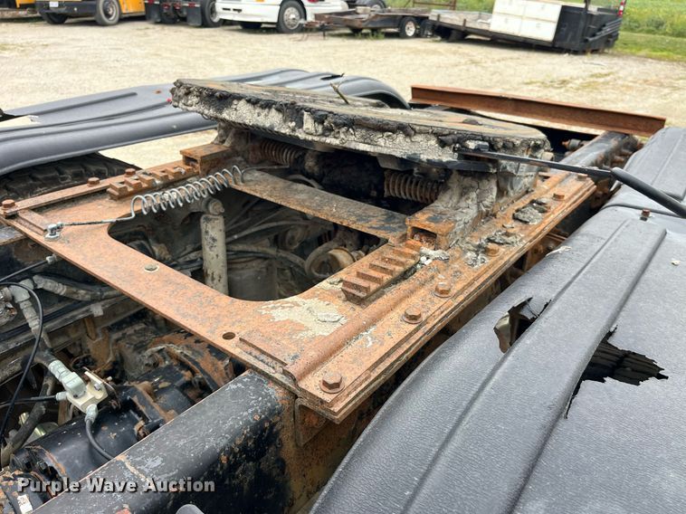 image for item DP2058 2003 Mack CH613  semi truck