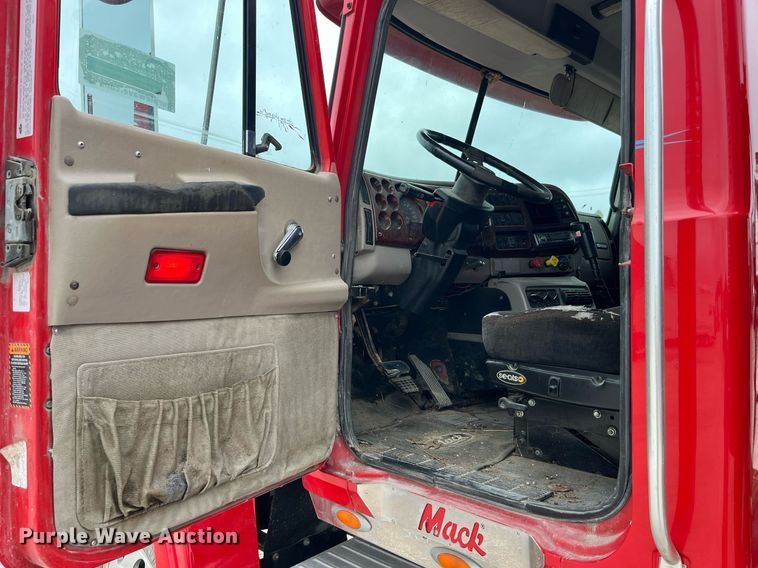 image for item DP2058 2003 Mack CH613  semi truck