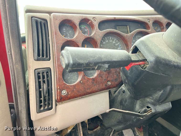 image for item DP2058 2003 Mack CH613  semi truck