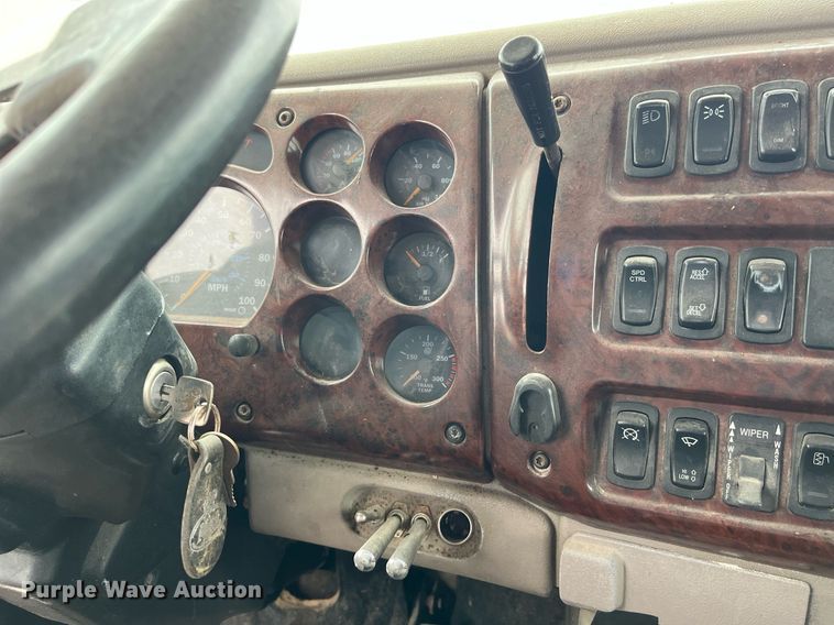 image for item DP2058 2003 Mack CH613  semi truck