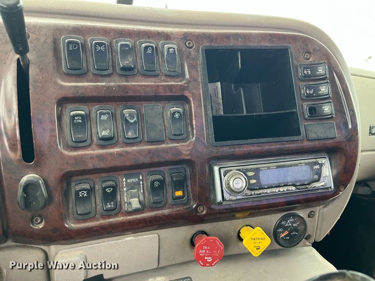 image for item DP2058 2003 Mack CH613  semi truck