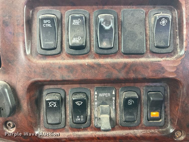 image for item DP2058 2003 Mack CH613  semi truck