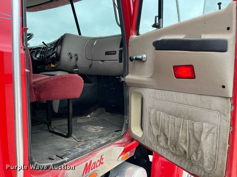 image for item DP2058 2003 Mack CH613  semi truck
