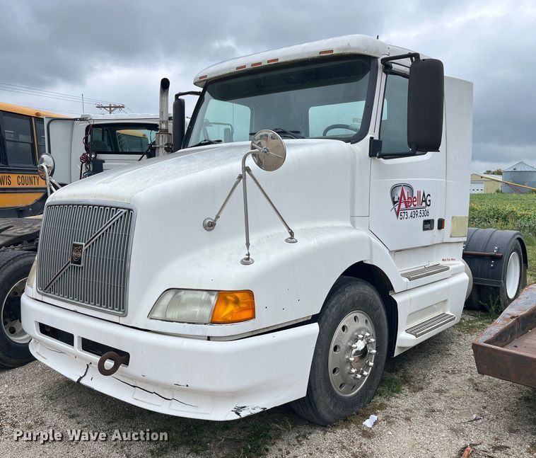 image for item DP2059 2000 Volvo VNL  semi truck