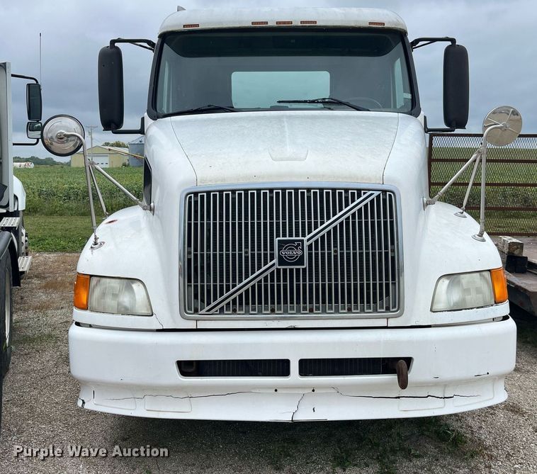 image for item DP2059 2000 Volvo VNL  semi truck
