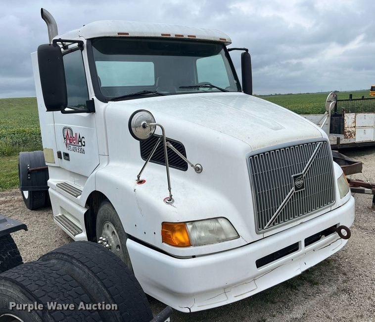 image for item DP2059 2000 Volvo VNL  semi truck