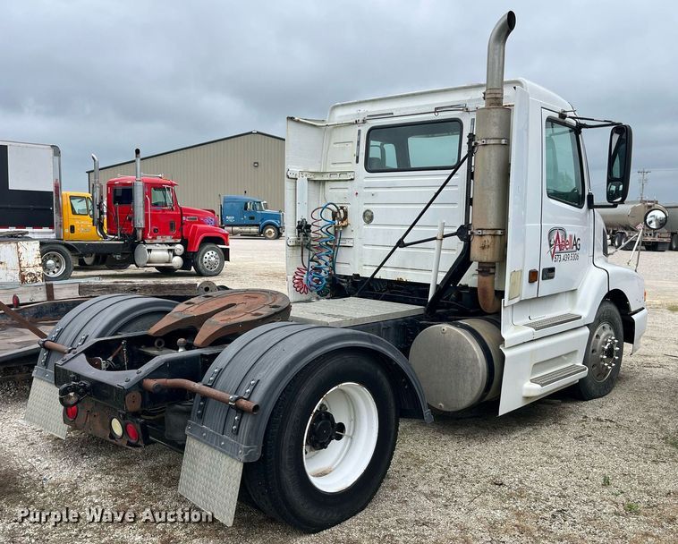 image for item DP2059 2000 Volvo VNL  semi truck