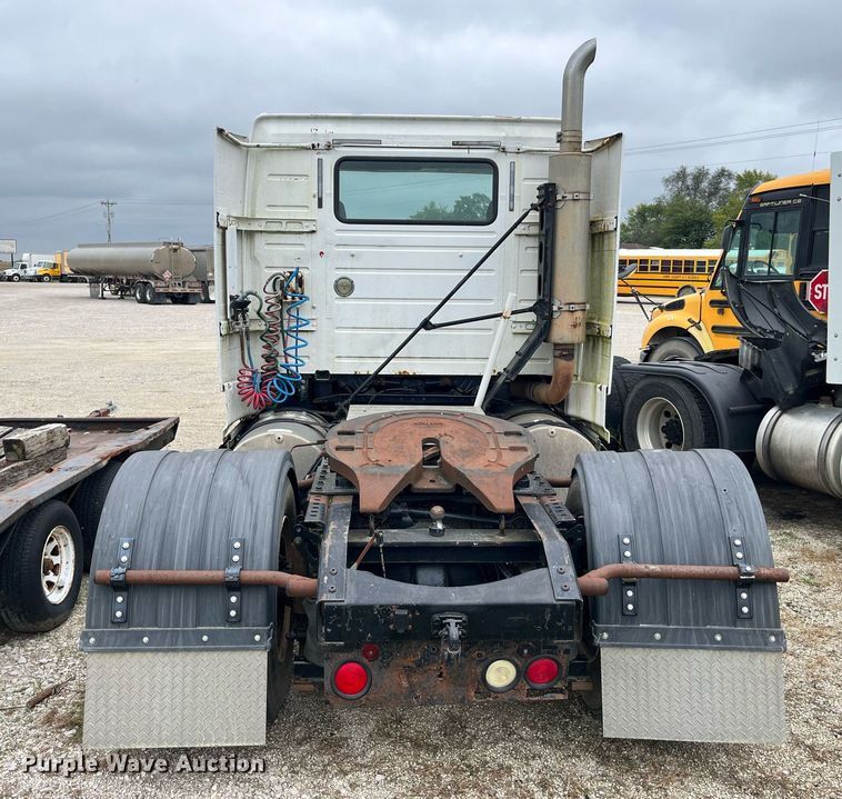 image for item DP2059 2000 Volvo VNL  semi truck