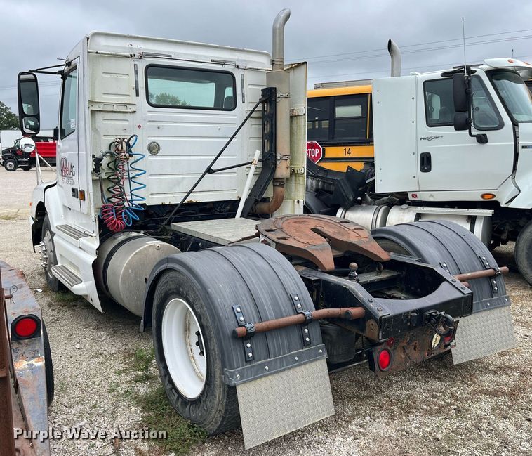 image for item DP2059 2000 Volvo VNL  semi truck