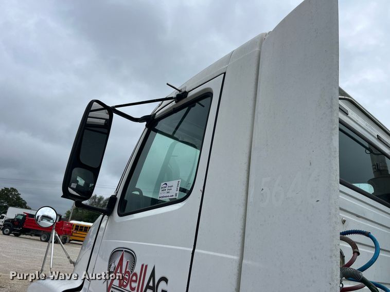 image for item DP2059 2000 Volvo VNL  semi truck