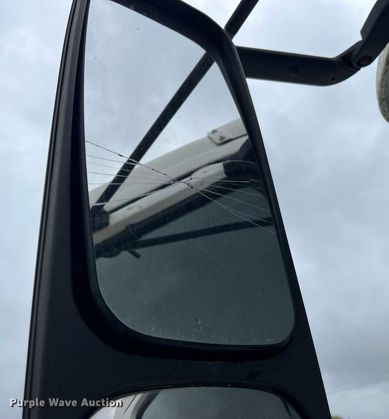 image for item DP2059 2000 Volvo VNL  semi truck