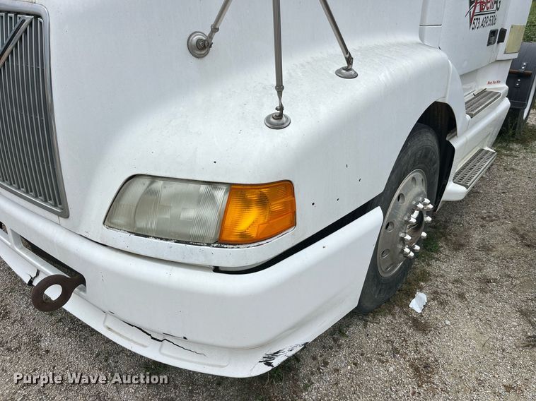 image for item DP2059 2000 Volvo VNL  semi truck