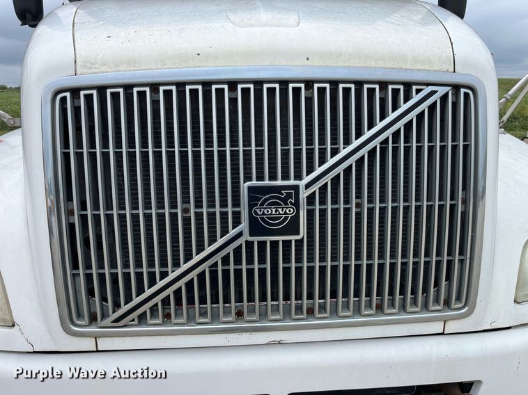 image for item DP2059 2000 Volvo VNL  semi truck